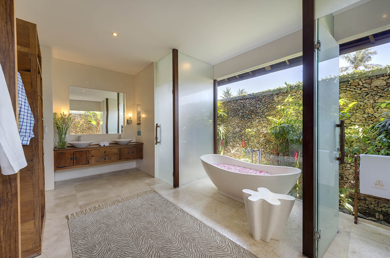 Lataliana Villas Romantic Bathtub Set Up, Seminyak | 8 Bedroom Villas Bali