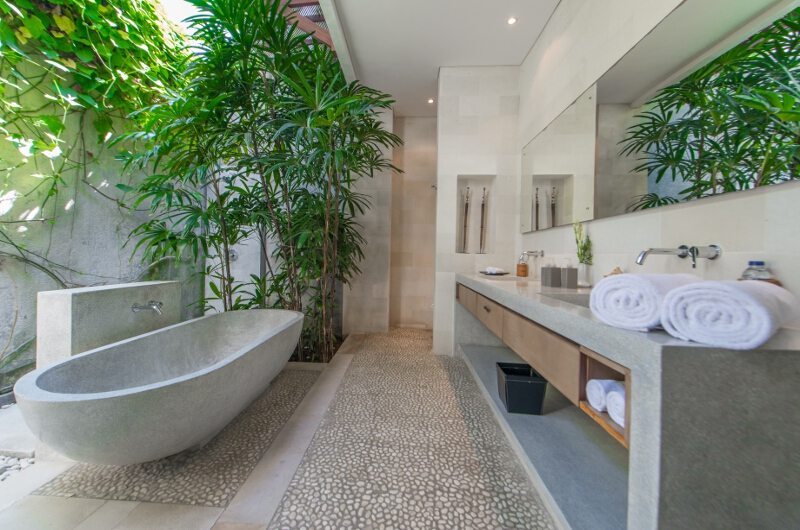 Nyaman Villas Bathroom with Bathtub, Seminyak | 8 Bedroom Villas Bali