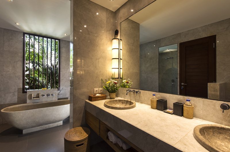 Villa Anam Bathroom with Bathtub, Seminyak | 8 Bedroom Villas Bali