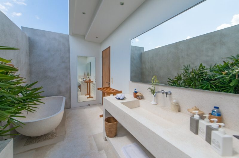 Villa Chocolat Semi Open Bathroom with Bathtub, Seminyak | 8 Bedroom Villas Bali